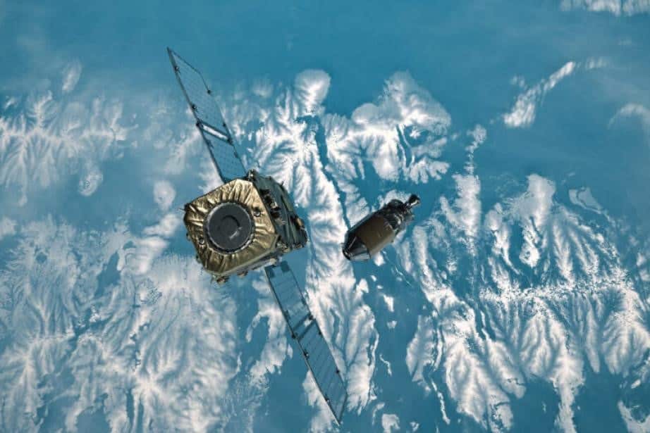 Astrosacale satellite cleaning space debris